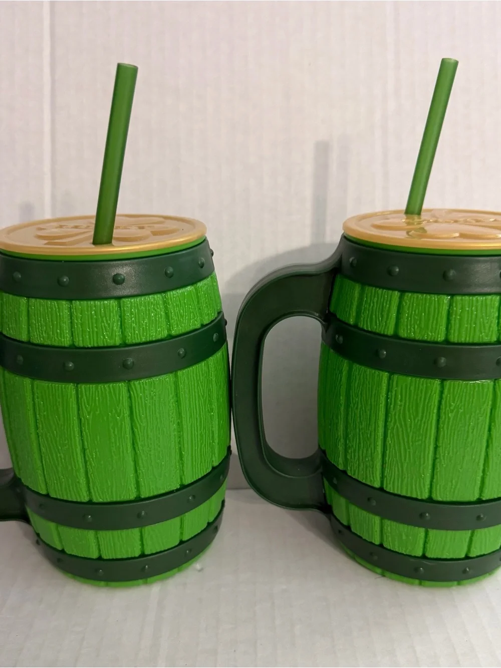 Greenbriar Int Green Barrel-Style Tumbler Mug with Straw - Shamrock Accent